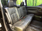 後部座席も気になるようなキズ・汚れやへたり等、大きなダメージはなく、良好な状態です。