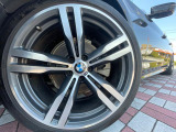 ●純正20インチアルミホイール:輸入車ならではの卓越した走りを支えるホイールと足回りです!日本車の走りに慣れている方にもぜひ体感して頂きたいほど、高いレベルでまとまっています!