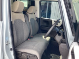 フロントシートはベンチシートです。ベンチシ―トは運転席と助手席の移動もスムーズ!狭い駐車場での乗り降りに便利です。
