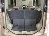リアシートを使用していても、しっかり積めるワイドなトランクスペース!