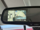 アラウンドビューモニターの映像はルームミラーに内蔵のモニターでも確認できます。