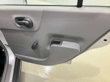 後席ドアの内側です。ホルダーが付いているので、後席でもゆっくり過ごせます