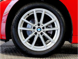 BMWの純正アロイホイールは軽量かつ強度にも優れているホイールで走行性能を引き上げる設計になっております。足元にもBMWは妥協がなくこだわっている個所になります。