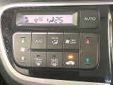 【オートエアコン】一度お好みの温度に設定すれば、車内の温度を検知し風量や温度を自動で調整。暑い&hellip;寒い&hellip;と何度もスイッチ操作をする必要はありません。快適な車内空間には必須の機能ですね♪