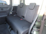 リヤシートも全車消毒済み。天井も高く広々快適空間!足元も軽とは思えない広さ。左右シートが別々に動くのでアレンジ色々♪