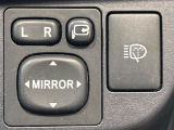 【電動格納ミラー】サイドミラーは電動格納式となっており、狭い駐車場でもキズがつくリスクを抑えられます。