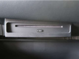 車内でCD DVDのメディアが楽しめます。