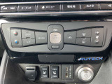 フルオートエアコン搭載。温度設定だけで、車内はいつも快適な空間を維持できます。