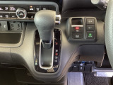 シフトはインパネシフト、パーキングブレーキは電子制御となっています。