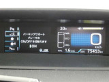 とっても見やすいメーターです。夜間時はラグジュアリーな気分にさせてくれる照明が魅力ですので、夜のドライブも楽しみになりますよ♪