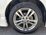 ボディーのデザインにマッチした純正アルミホイール付き。