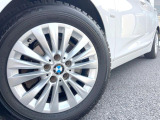 ●純正16インチアルミホイール:輸入車ならではの卓越した走りを支えるホイールと足回りです!日本車の走りに慣れている方にもぜひ体感して頂きたいほど、高いレベルでまとまっています!