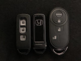 スマートキー付きですからドアロックの開閉およびエンジンスタートが楽々です。電動スライドドアの開け閉めもボタンで操作できます。加えて、純正リモコンエンジンスターター用の操作キーもついています。