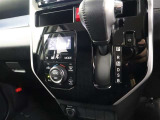 扱いやすいシフトパターンです。足踏み式のパーキングブレーキを採用してます。