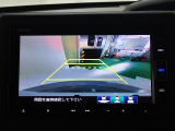 バックも安心のリアカメラ付いています。リアカメラがあると、いつでも安全にバックできますね。死角も減ります。3ビュー切り替え、ガイド線表示なので便利です。