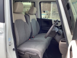 フロントシートはベンチシートです。ベンチシ―トは運転席と助手席の移動もスムーズ!狭い駐車場での乗り降りに便利です。