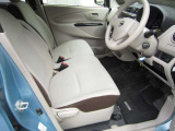 運転席はベンチタイプとなりますので広々とお乗り頂けます!