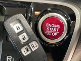 【Hondaスマートキー】カバンやポケットに入れたままでもドアの施錠・解錠が可能なスマートキーを装備。エンジンのオン・オフ時もカギを取り出す必要が無いからとっても便利です♪
