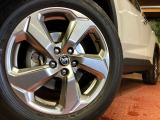 【純正18インチアルミホイール】外観にマッチした純正アルミホイールを装着しております。各種社外アルミホイールや、スタッドレスタイヤも取扱いしております。是非ご相談ください♪