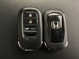 スマートキーを装備しています。鍵を差し込むことなくドアロックの開け閉めと、スタートボタン操作でのエンジンスタートができます。ボタン操作でトランクが開けられる電動テールゲートのボタンもついています。