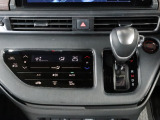 操作性の優れたインパネシフトを採用しています。エアコンはタッチパネル式フルオートエアコンです。リアクーラーも装備されています。