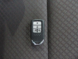 スマートキー付!キーを取り出さなくてもドアロックの施錠・開錠、エンジンの始動が出来ます!雨の日や荷物の多い日にとても便利ですね♪