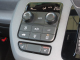 エアコンはオートエアコンでお好みの温度調整が出来、オールシーズン快適にドライブできます!さらに、運転席&助手席シートヒーターが付いてます。3段階に温度設定が可能です。