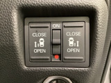 リアドアは乗り降りに便利な両側電動スライドドアです。また運転席に座っていながらスイッチ操作で自在にスライドドアを開け閉めできます。