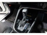 扱いやすい位置に配置されたフロアオートマチックです☆CVTを採用で滑らかでスムーズな走りが楽しめますよ♪