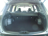たっぷり大容量の荷室!荷室左右にはフックが付いており荷物の固定にも使用することが出来ます!!また、後部座席を倒すことで荷室をさらに広く使うことが出来ます!旅行やレジャーにも活躍が期待できます!!