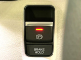 【オートブレーキホールド】信号待ちや渋滞で停車時にブレーキから足を離しても、停止状態を保持してくれます。前進するときはアクセルを踏めば自動で解除されるので安心♪街乗り運転が楽になります♪