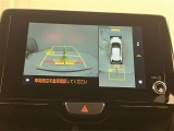 パノラミックビューモニター(シースルービュー機能つき)愛車を上から眺めた映像をナビ画面に表示いたします。メーカーオプション品につき後付けできません。