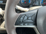 ステアリングには、走行中でもオーディオ操作ができるステアリングスイッチ付き。