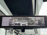 インテリジェントルームミラー☆後席に乗っている人や、大きな荷物を載せていると見にくくなりがちな後方視界。。こちらは車両後方のカメラ映像をミラーに映すので、天候にも影響されないクリアな後方視界を実現☆