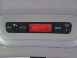 リヤ側にもオートエアコンを装備しております。車内の温度調整をより行い易くなっております。