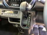自然に手が届き、操作性の良いインパネシフトに、パーキングブレーキは、フットブレーキタイプなので、運転席と助手席の間はすっきりしています。