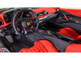内装色はRosso。内装もカーボンパーツで彩られています。