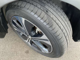 純正17インチのアルミホイールを装着しています