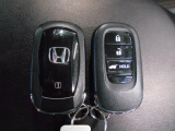 スマートキー付 キーを取り出さなくてもドアロックの施錠・開錠、エンジンの始動が出来ます!雨の日や荷物の多い日にとても便利ですね