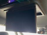 【フリップダウンモニター】大画面モニターで後席でもエンタメをお楽しみいただけます。小さなお子様にも大人気の装備です♪