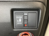 左側電動スライドドアは運転席からでも操作ができるように、ハンドル付近に開閉の操作スイッチが付いています。