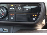運転席・助手席に2段階の温度調整があるシートヒーターを装備。寒い朝、車に乗り込んですぐにシートヒーターをオン!温かさが広がり、冷たい朝も快適に始まります♪