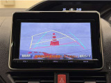 バックガイドモニター付きです。車の後方に小型カメラが付いており、バックする際の後方の様子をモニター上に表示します。
