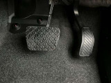 【アクセルペダルまで洗浄済】汚れがちなアクセルペダルの細部まで洗浄しております。