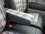 ロングドライブでもラクラク。フロントシートはアームレスト付きです。