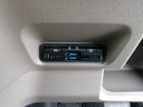 有料道路をキャッシュレスで通行できるETC車載器付きです。運転席足元に設置されています。ETCセットアップ費用は含まれておりません。別途必要となります。