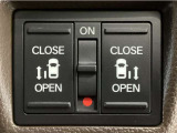 【両側パワースライドドア】両側がパワースライドドアになっており、運転席のスイッチやスマートキーでも開閉が可能です!開口部も広いので乗り降りも楽々♪