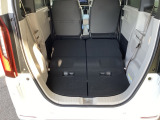 リアシートを前に倒せば荷室容量倍増!天井高・低床設計なので、高さのある荷物や重たい荷物も積み込みやすいですよ。