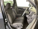 フロント広々、ベンチシートの運転席は、ハイトアジャスターが付いているので、快適にドライブができます。ハンドルはテレスコピック機能で、ハンドル位置を上・下・手前・奥に調節できます。