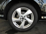 全車両に標準装備の純正アルミホイールは、純正ならではのバランスの良いデザインと、走行安定性をお楽しみ頂けます。